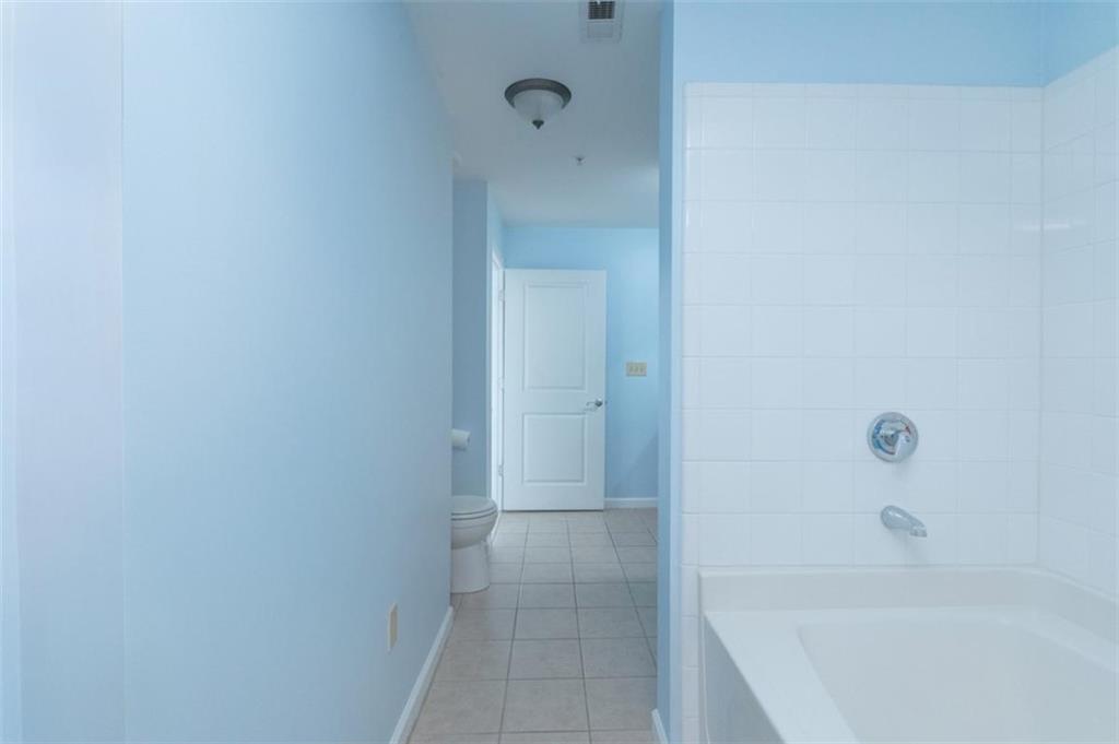 3040 Peachtree Road, Unit 507 Atlanta, GA 30305 - Photo 15 of 33 a bathroom with a bathtub