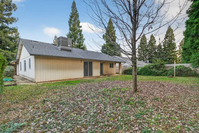 a view of a house with backyard and garden