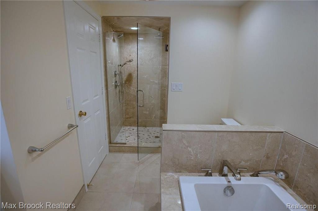5076 Watergate Road West Bloomfield, MI 48323 - Photo 24 of 41