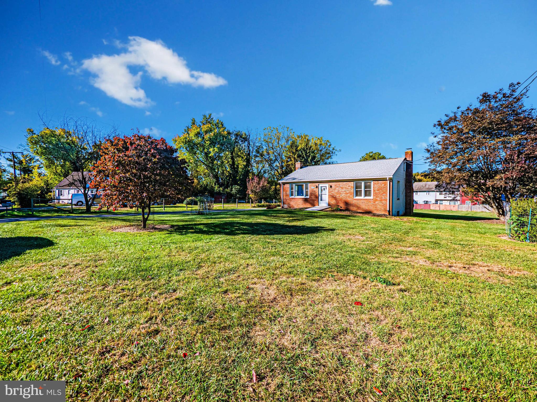 17710 Woodwards Store Road Gaithersburg, MD 20877 - Photo 2 of 31 large front yard