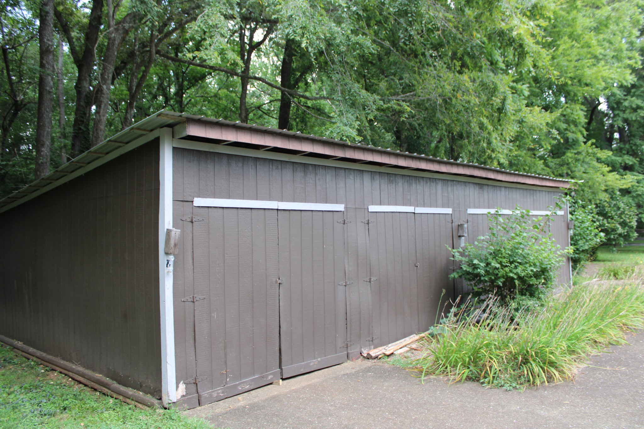 200 Primrose Lane Morrison, TN 37357 - Photo 13 of 53 a couple of potted plants in front of door