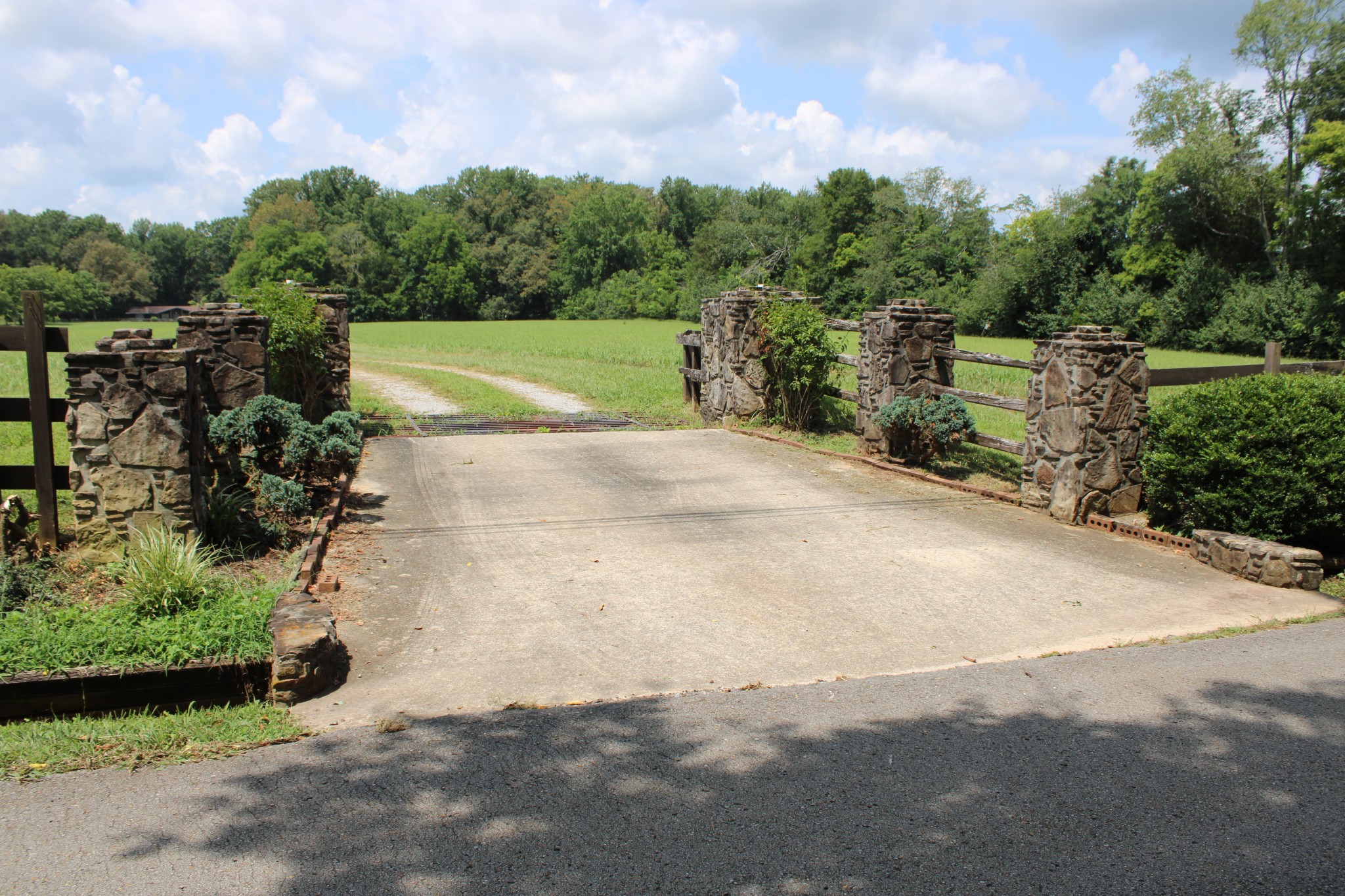 200 Primrose Lane Morrison, TN 37357 - Photo 2 of 53 a view of a road with a yard