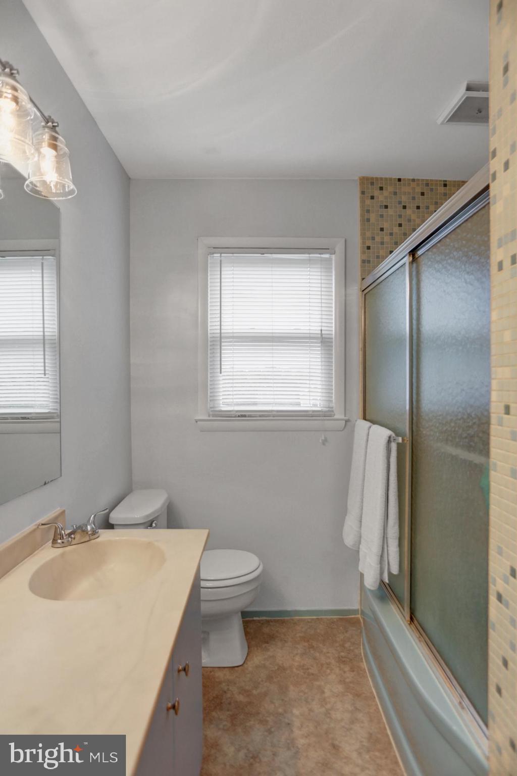 1324 Scott Street Reading, PA 19607 - Photo 19 of 42 Full hall bath