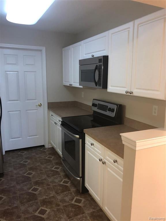 3542 Oakmonte Boulevard Rochester, MI 48306 - Photo 3 of 24