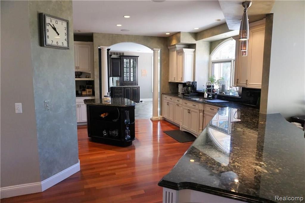 521 Hampton Road Grosse Pointe Woods, MI 48236 - Photo 10 of 48