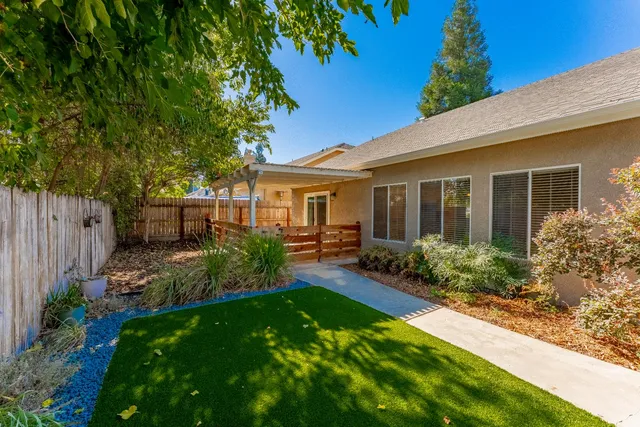 a view of a house with backyard and garden