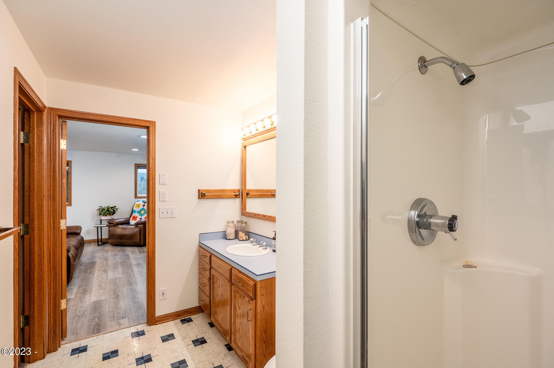 970 Southwest Mark Street Newport, OR 97365 - Photo 48 of 63 Bathroom 3