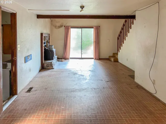 a view of empty room with front door