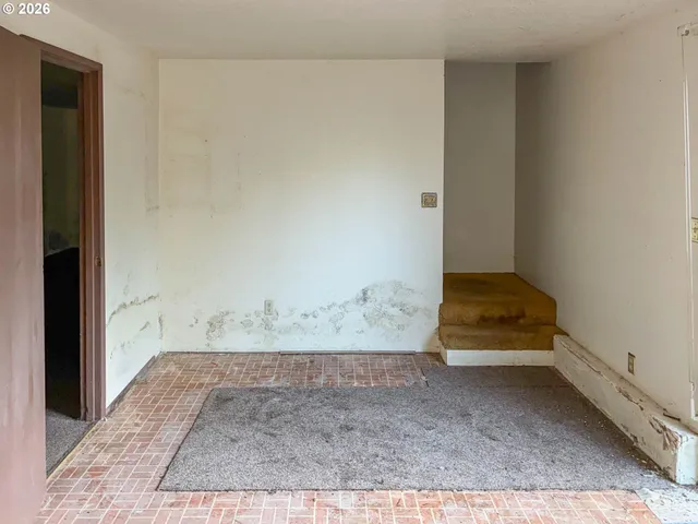 an empty room with an empty space