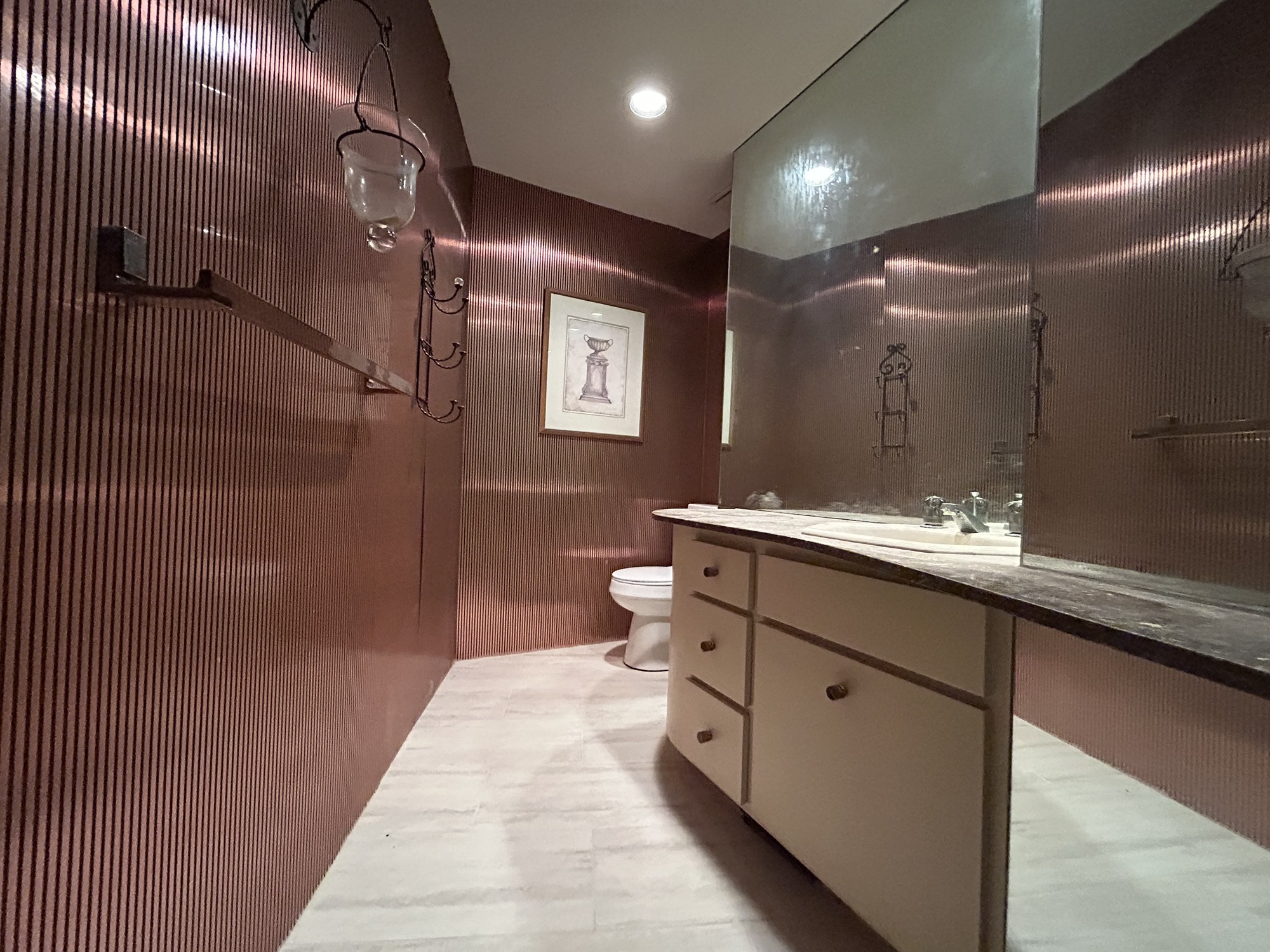 108 Timberlake Court Borger, TX 79007 - Photo 15 of 42 Guest Bath Room