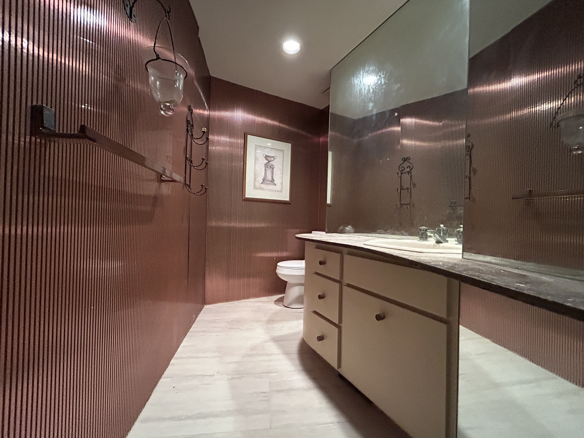 108 Timberlake Court Borger, TX 79007 - Photo 16 of 42 Guest Bath Room