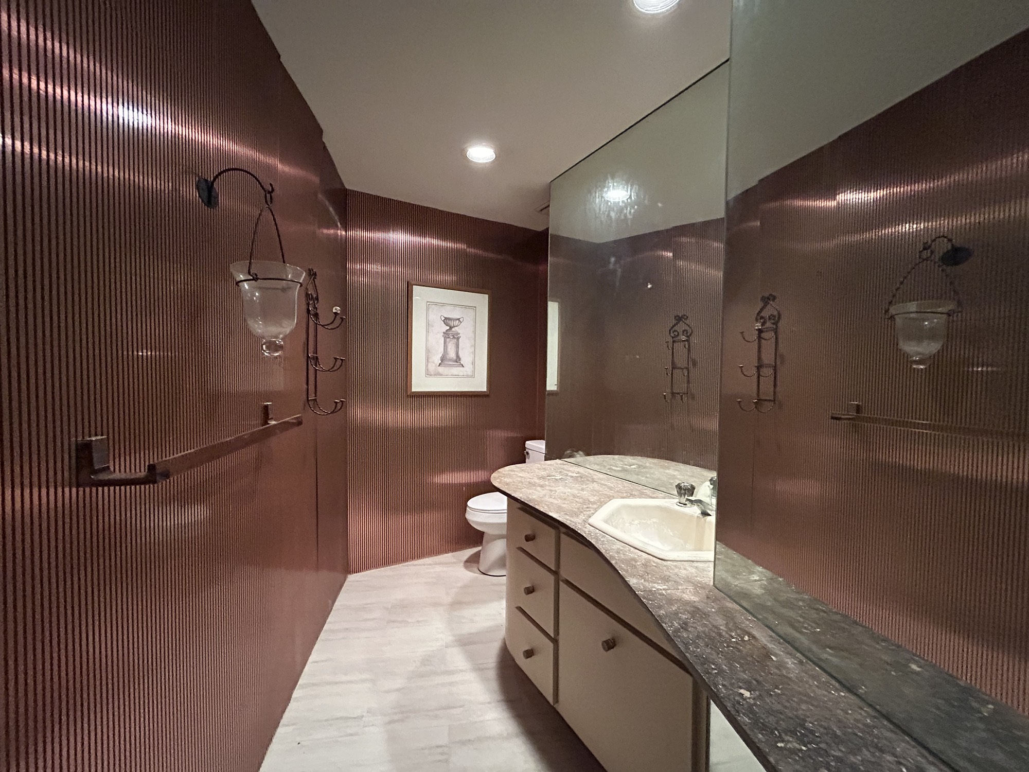 108 Timberlake Court Borger, TX 79007 - Photo 17 of 42 Guest Bath Room