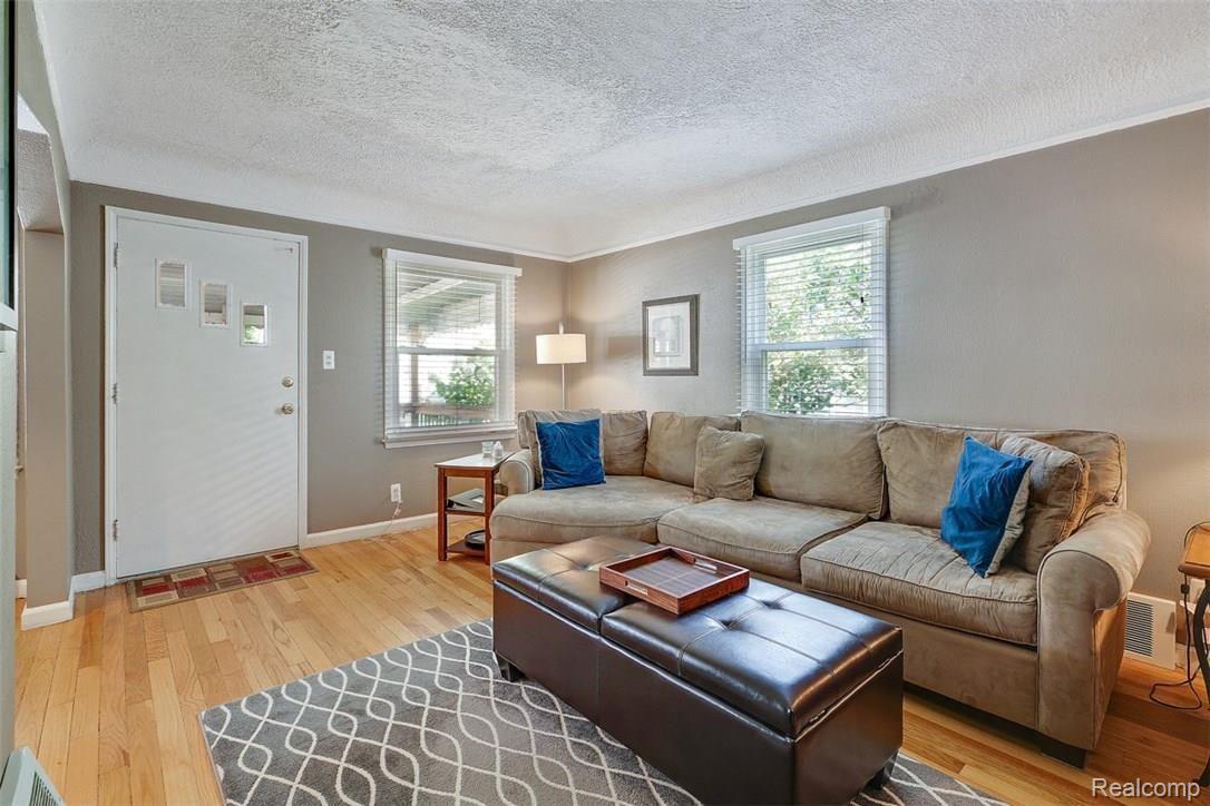 785 Columbia Road Berkley, MI 48072 - Photo 5 of 20 dsc01233-dsc01235.jpg