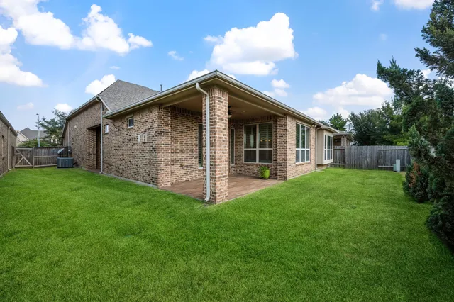 a view of a house with yard and tree s