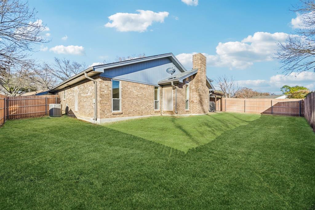 840 Ridge Drive Bedford, TX 76021 - Photo 35 of 40 Lots of yard to play in.