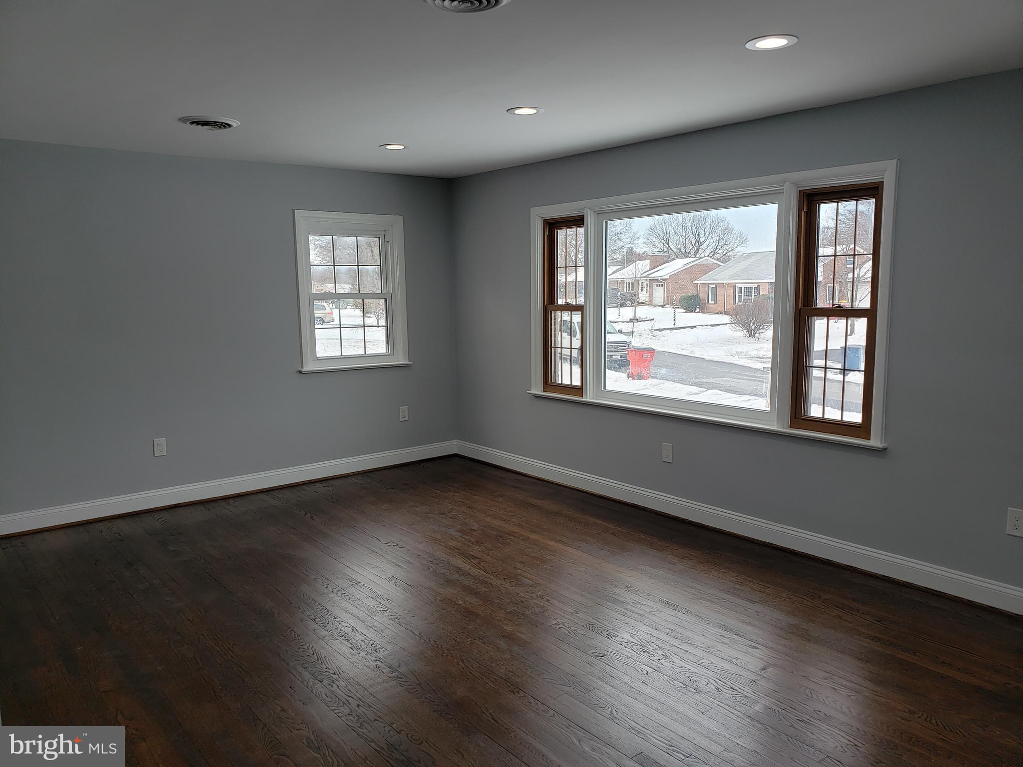 16717 Hampton Road Williamsport, MD 21795 - Photo 3 of 34 Living Room