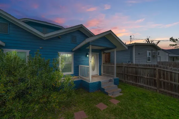 $1,180 | 7919 Brays Street, Unit B, Houston, TX 77012