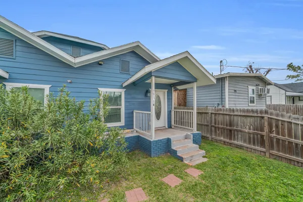 $1,180 | 7919 Brays Street, Unit B, Houston, TX 77012