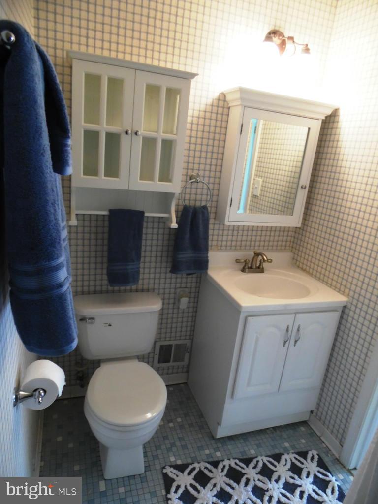 7765 Euclid Way Springfield, VA 22153 - Photo 17 of 30 Upper Level Hall Bath