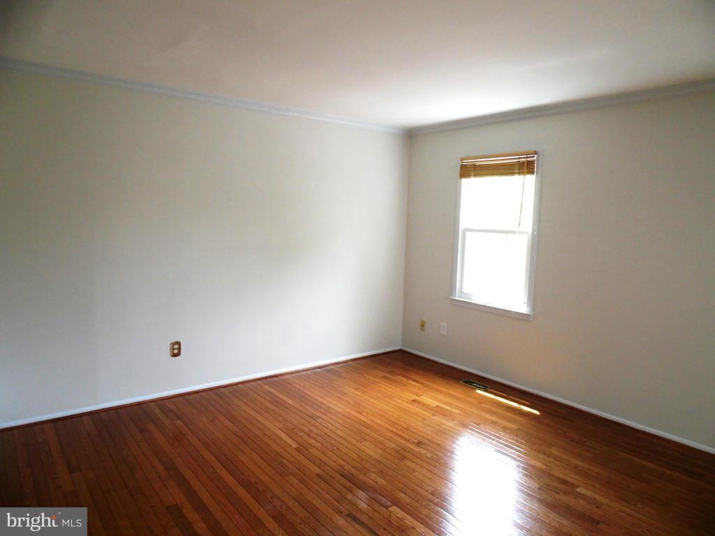 7765 Euclid Way Springfield, VA 22153 - Photo 3 of 30 Living Room