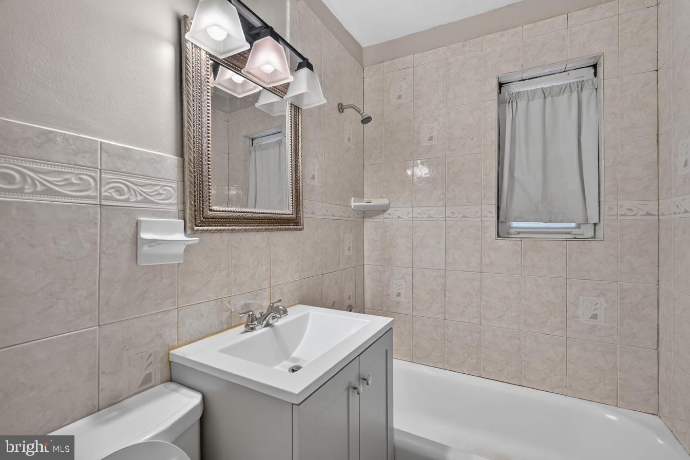 2934 Johnson Road Falls Church, VA 22042 - Photo 11 of 15 Full bath, original fixtures, as-is