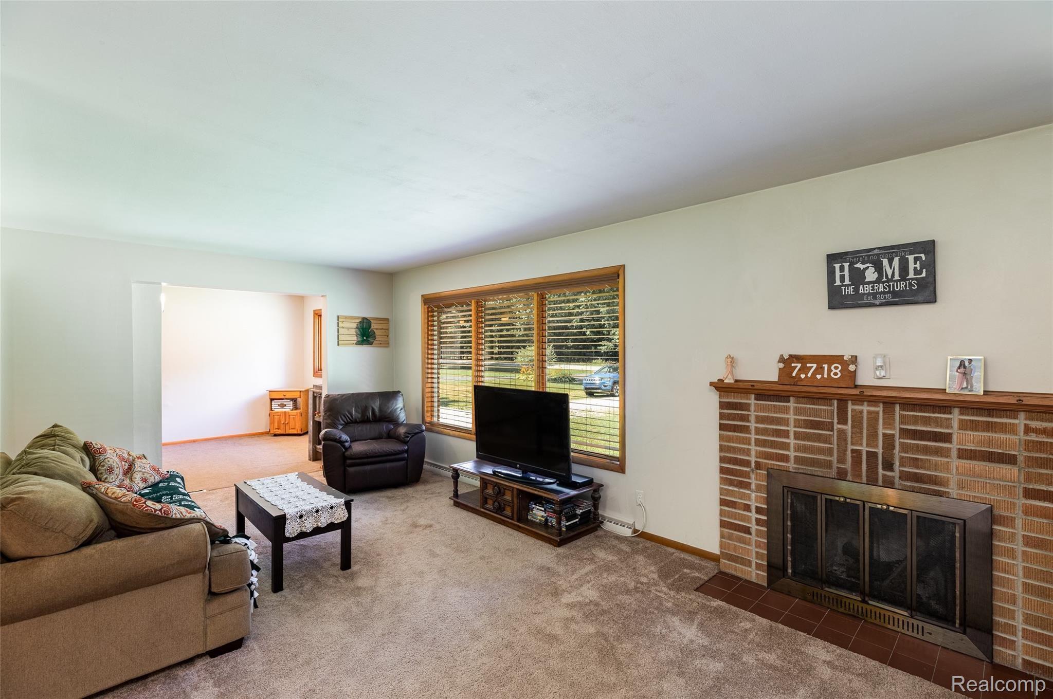 755 West Livingston Road Highland, MI 48357 - Photo 7 of 35 13.Living