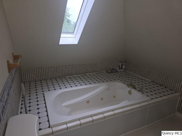 303 North Washington Street Carthage, IL 62321 - Photo 16 of 25 a bathroom with a bathtub and toilet