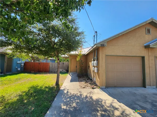 $1,495 | 228 Anne Louise Drive, Unit A, New Braunfels, TX 78130
