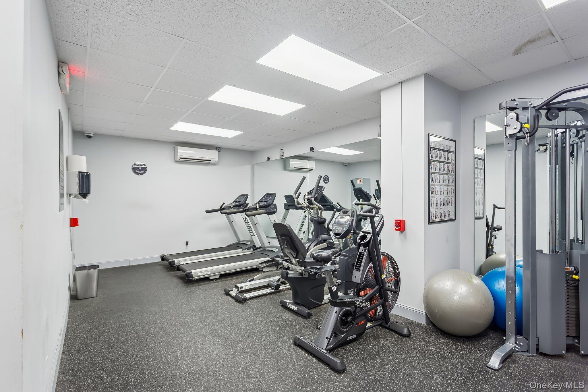 20 Old Mamaroneck Road, Unit 5Q White Plains, NY 10605 - Photo 15 of 18 a view of a room with gym equipment