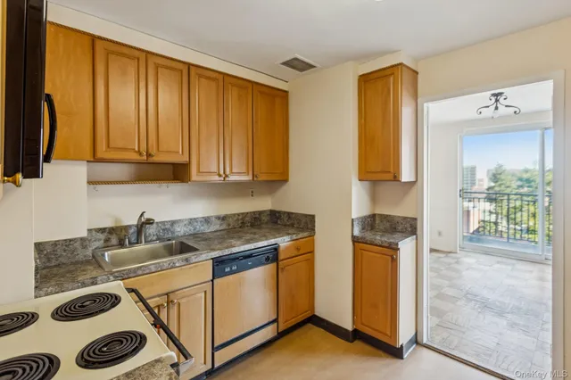 $579,000 | 20 Old Mamaroneck Road, Unit 5Q, White Plains, NY 10605