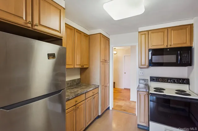 $579,000 | 20 Old Mamaroneck Road, Unit 5Q, White Plains, NY 10605