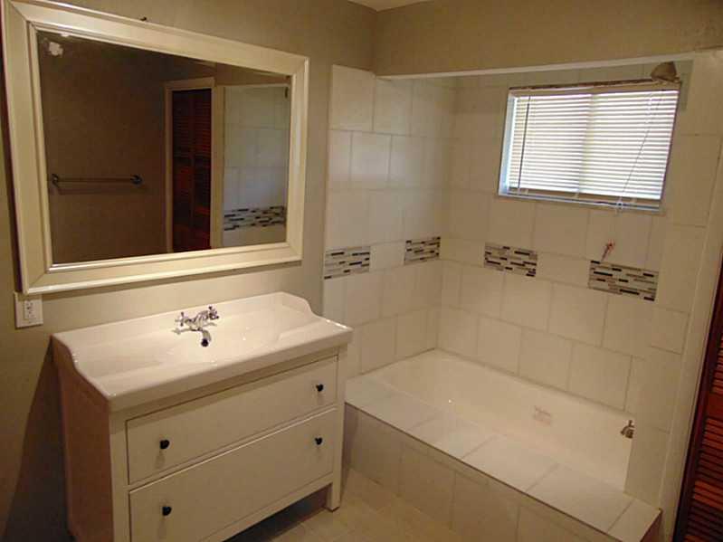 963 Braddock Road Forest Hills, PA 15221 - Photo 14 of 25 Full Bath. main bathroom