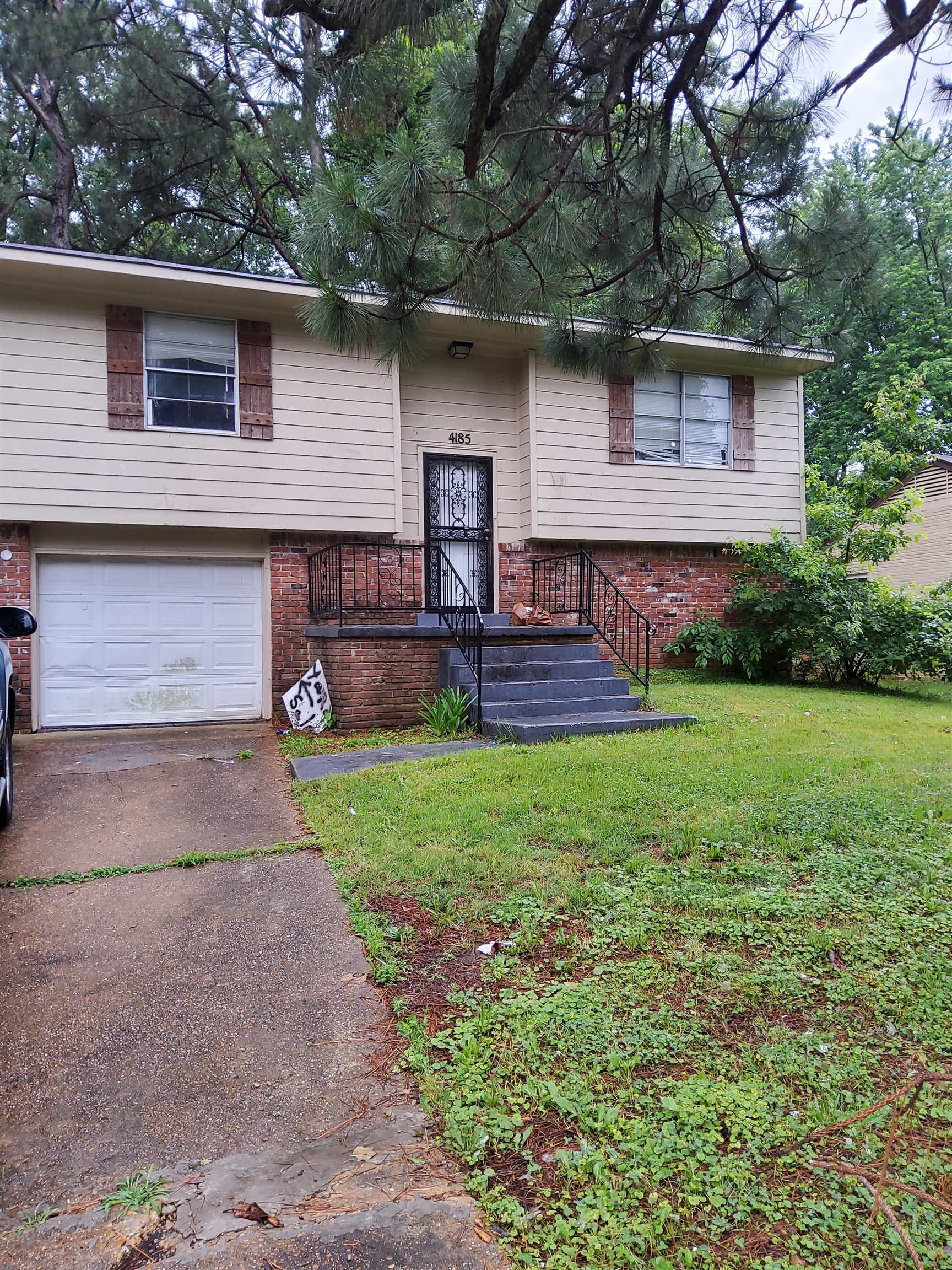4185 Yale Road Memphis, TN 38128 - Photo 3 of 3 a front view of a house with a yard