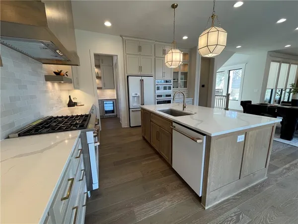 $1,400,000 | 5125 West 73rd Street, Prairie Village, KS 66208