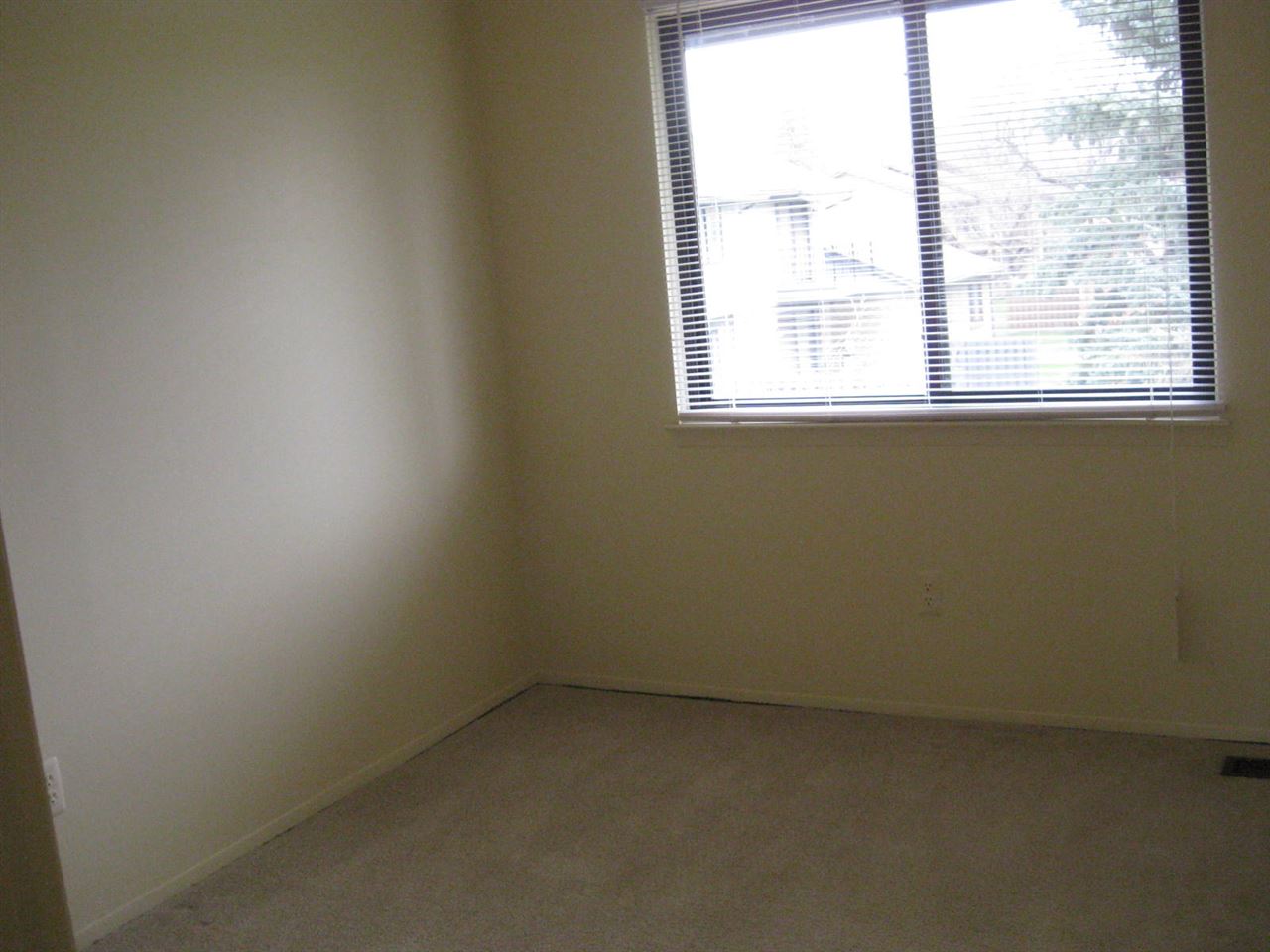 24690 Chalkfarms Warren, MI 48091 - Photo 16 of 30 31269677-15.JPG