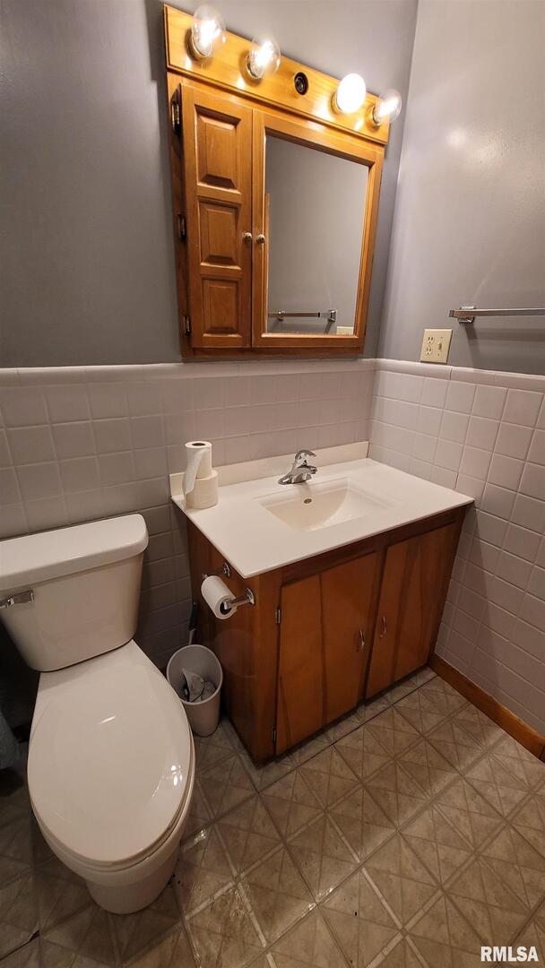 2234 Red Stripe Road Odin, IL 62870 - Photo 13 of 28 a bathroom with a sink toilet and mirror
