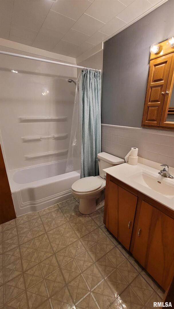 2234 Red Stripe Road Odin, IL 62870 - Photo 14 of 28 a bathroom with a sink a toilet and shower