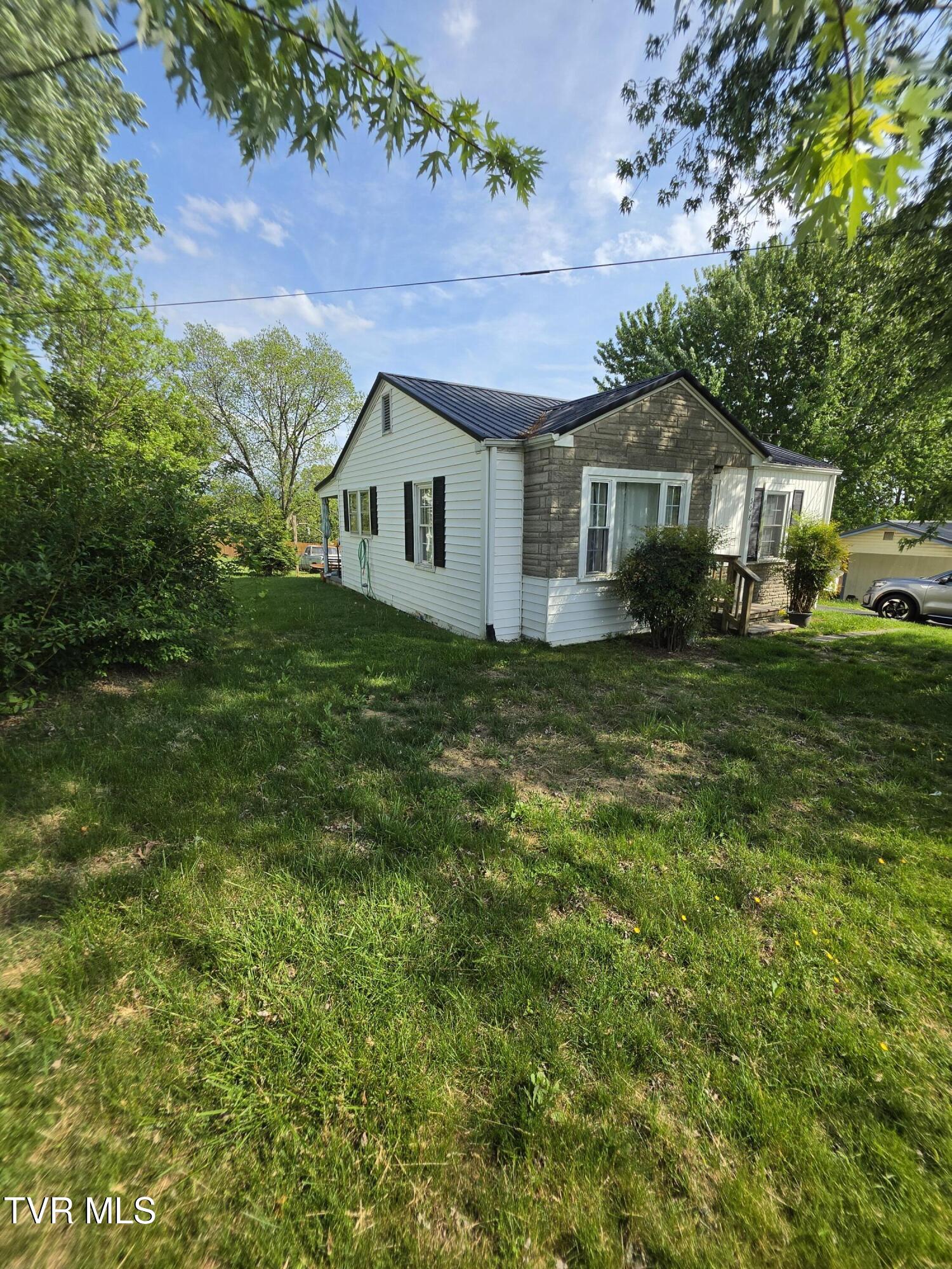 508 East Barton Ridge Road Greeneville, TN 37745 - Photo 3 of 21 20260418_163638 (1)