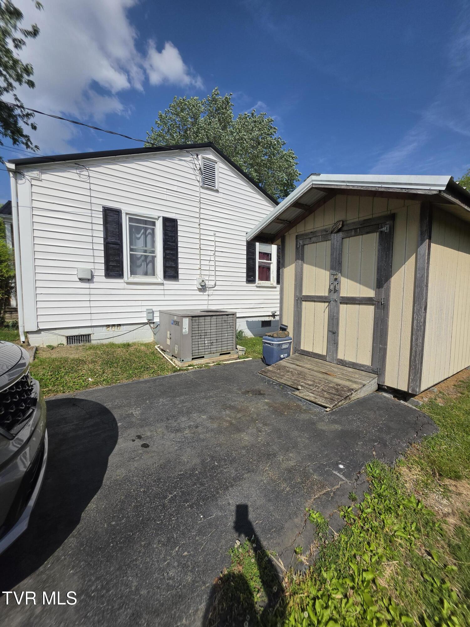 508 East Barton Ridge Road Greeneville, TN 37745 - Photo 4 of 21 20260418_163449