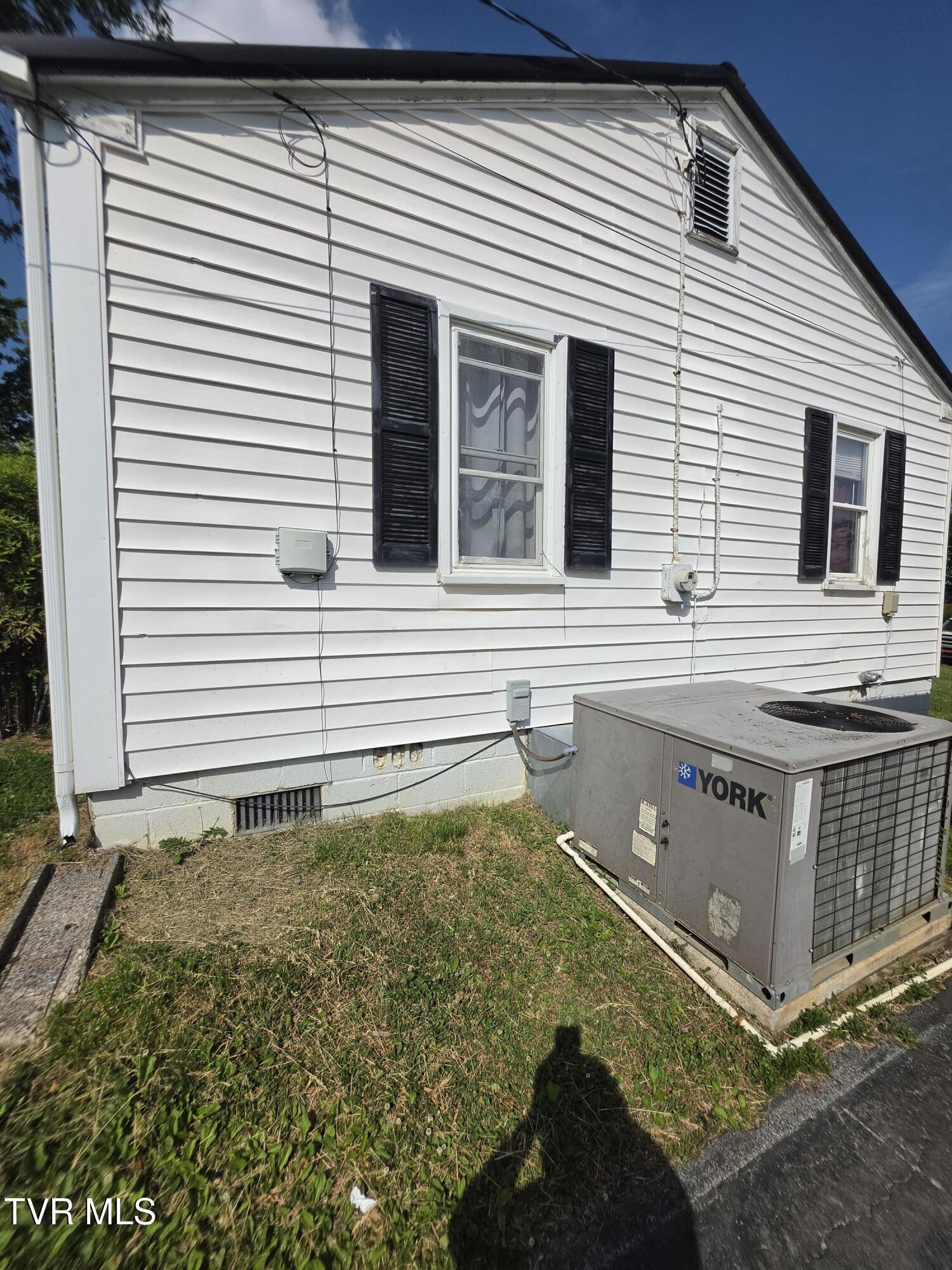 508 East Barton Ridge Road Greeneville, TN 37745 - Photo 6 of 21 20260418_163509