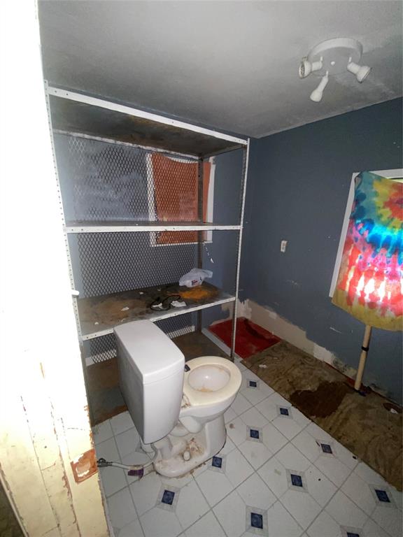 912 Taylor Avenue Rule, TX 79547 - Photo 15 of 26 a bathroom with a toilet sink and mirror