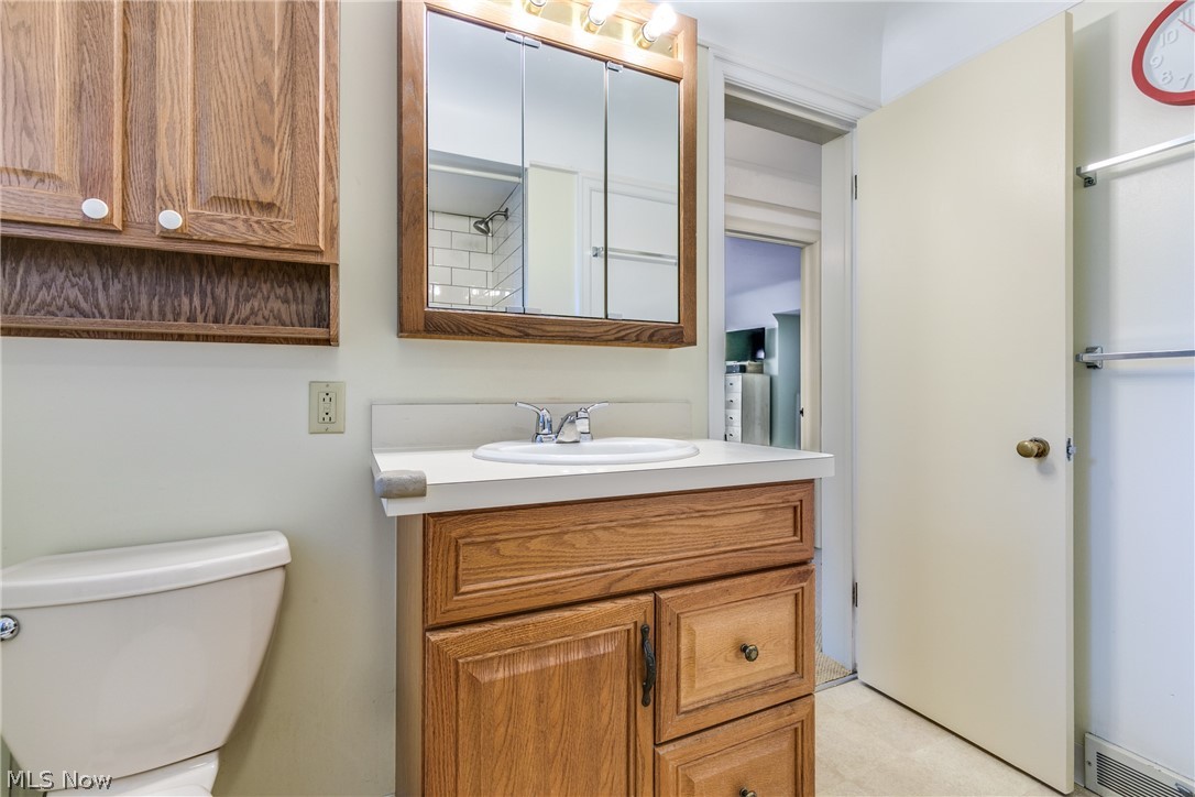 1407 Dorsh Road Cleveland, OH 44121 - Photo 20 of 35