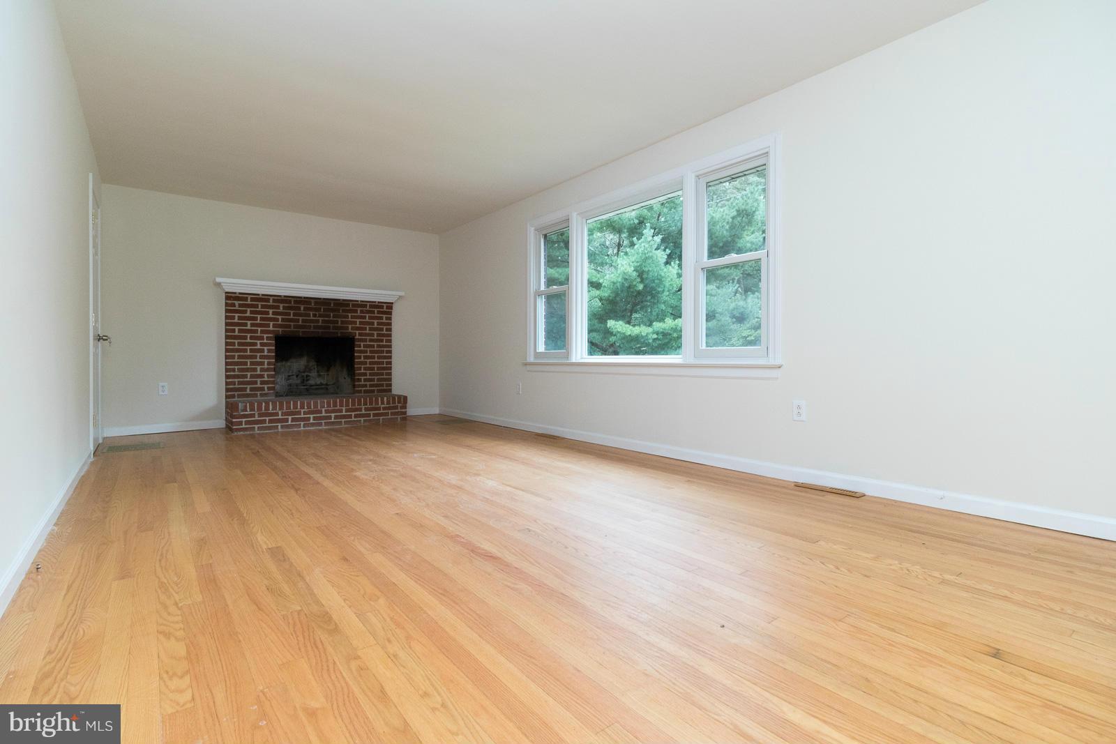 9182 Dahlgren Road King George, VA 22485 - Photo 5 of 30 Living Room