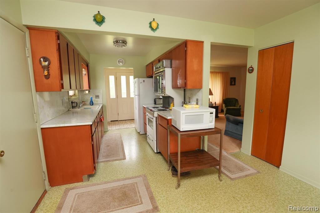 5896 Cobb Road Lapeer, MI 48446 - Photo 8 of 42