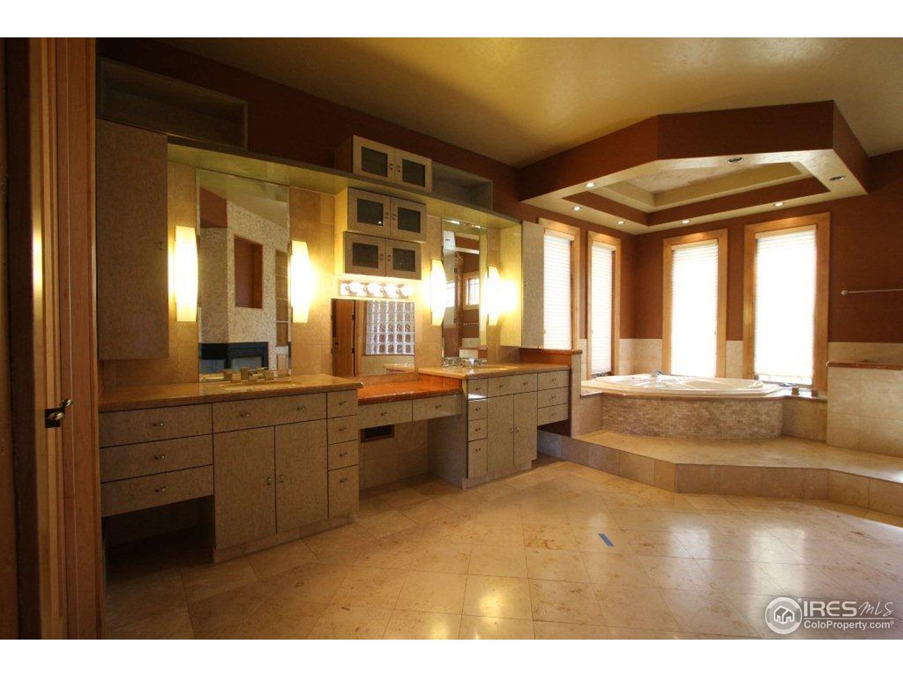 5385 Lookout Ridge Drive Boulder, CO 80301 - Photo 12 of 24 a bathroom with a tub a sink and a large mirror