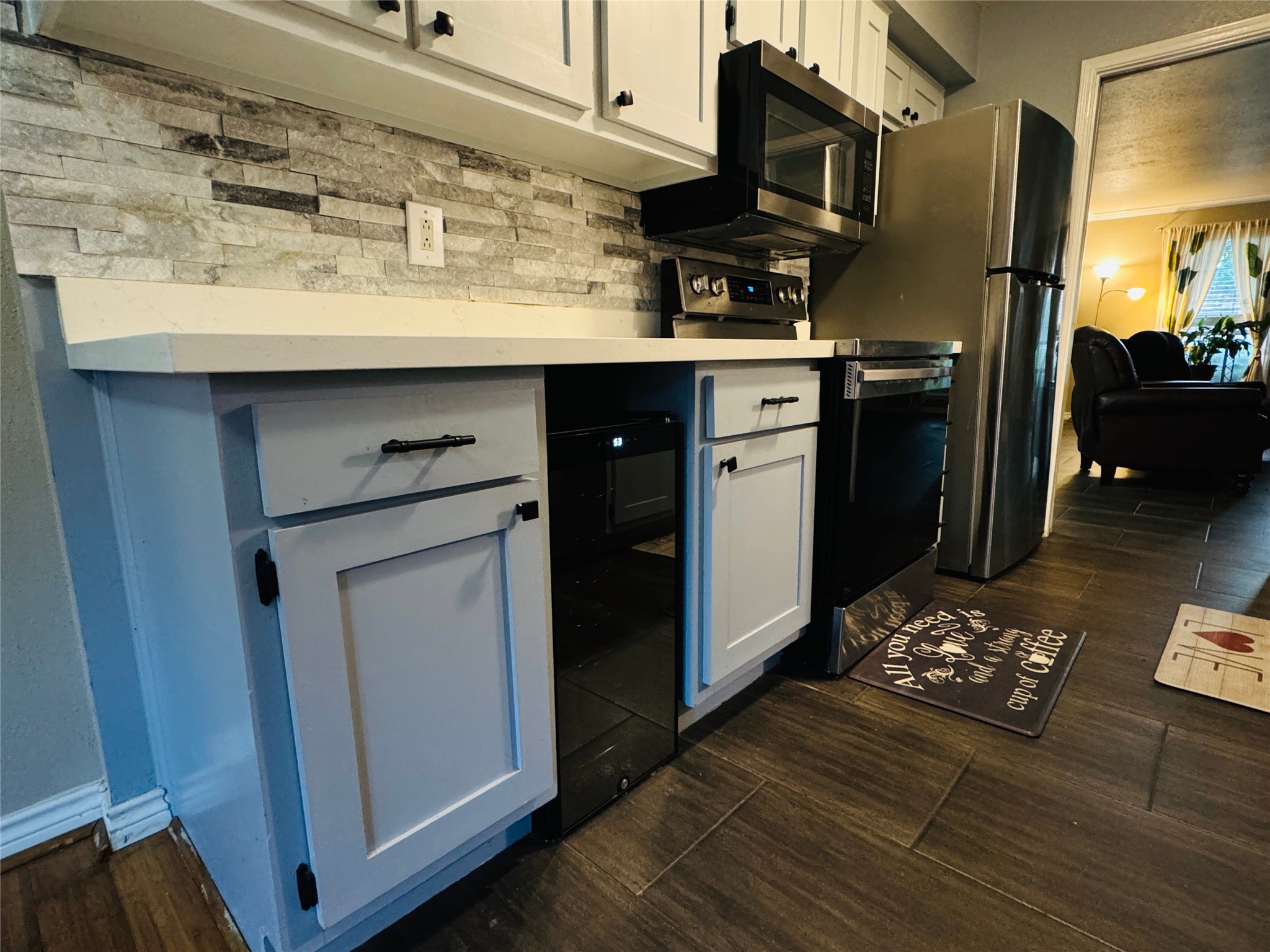 5800 Lumberdale Road, Unit 90 Houston, TX 77092 - Photo 22 of 39 Beverage cooler.