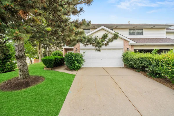 $389,900 | 1046 Pinewood Drive, Downers Grove, IL 60516