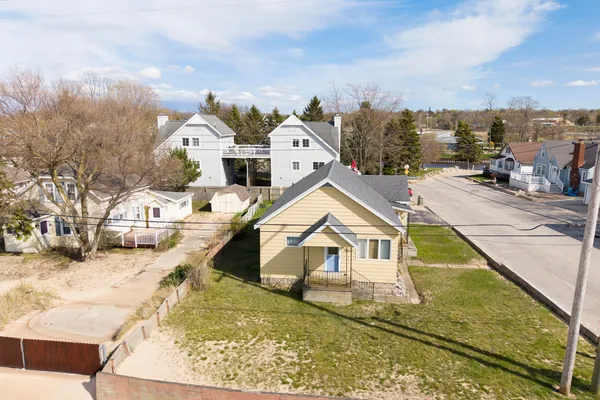 $579,000 | 15 North Lakeshore Drive, Manistee, MI 49660