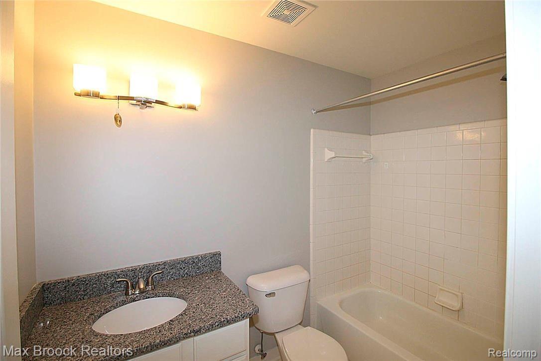 4689 Covington Court Rochester, MI 48306 - Photo 29 of 33 4698 Covington Ct-9970.JPG