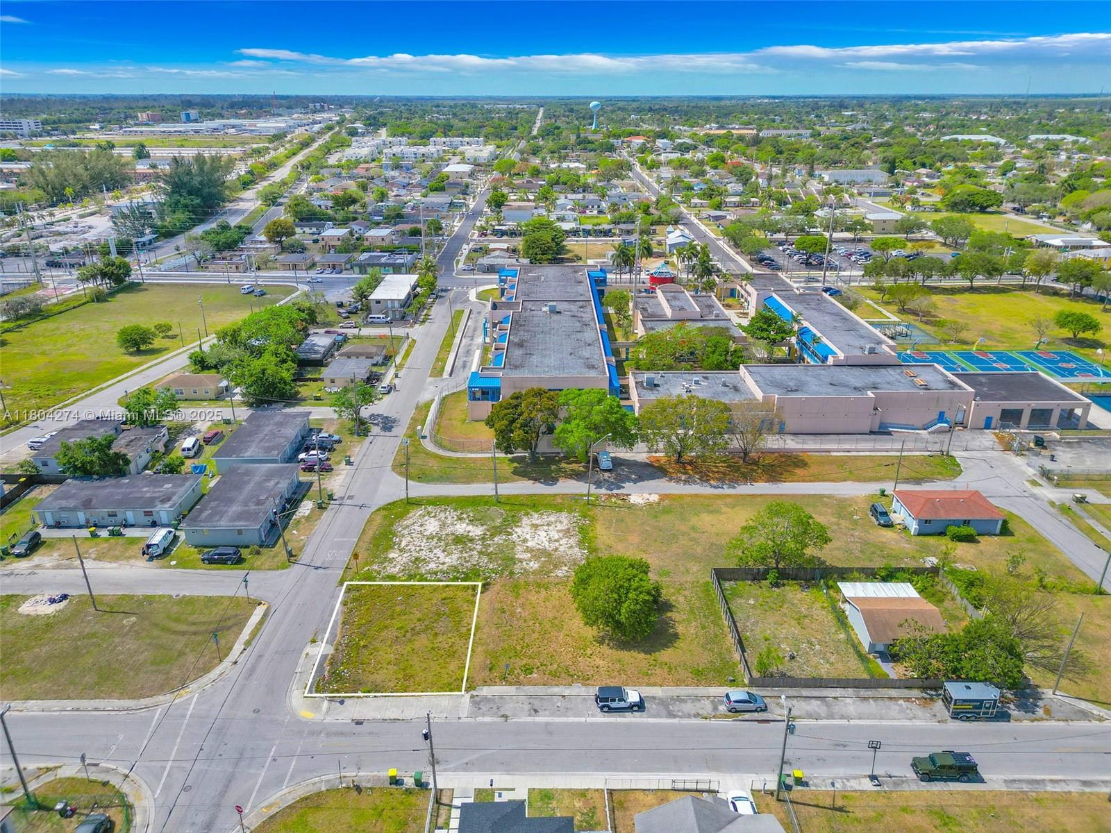 402 Southwest 6th Street Homestead, FL 33030 - Photo 4 of 12 a view of a city